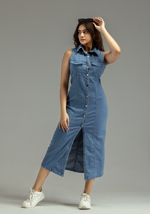 SLEEVELESS LIGHT BLUE DENIM DRESS